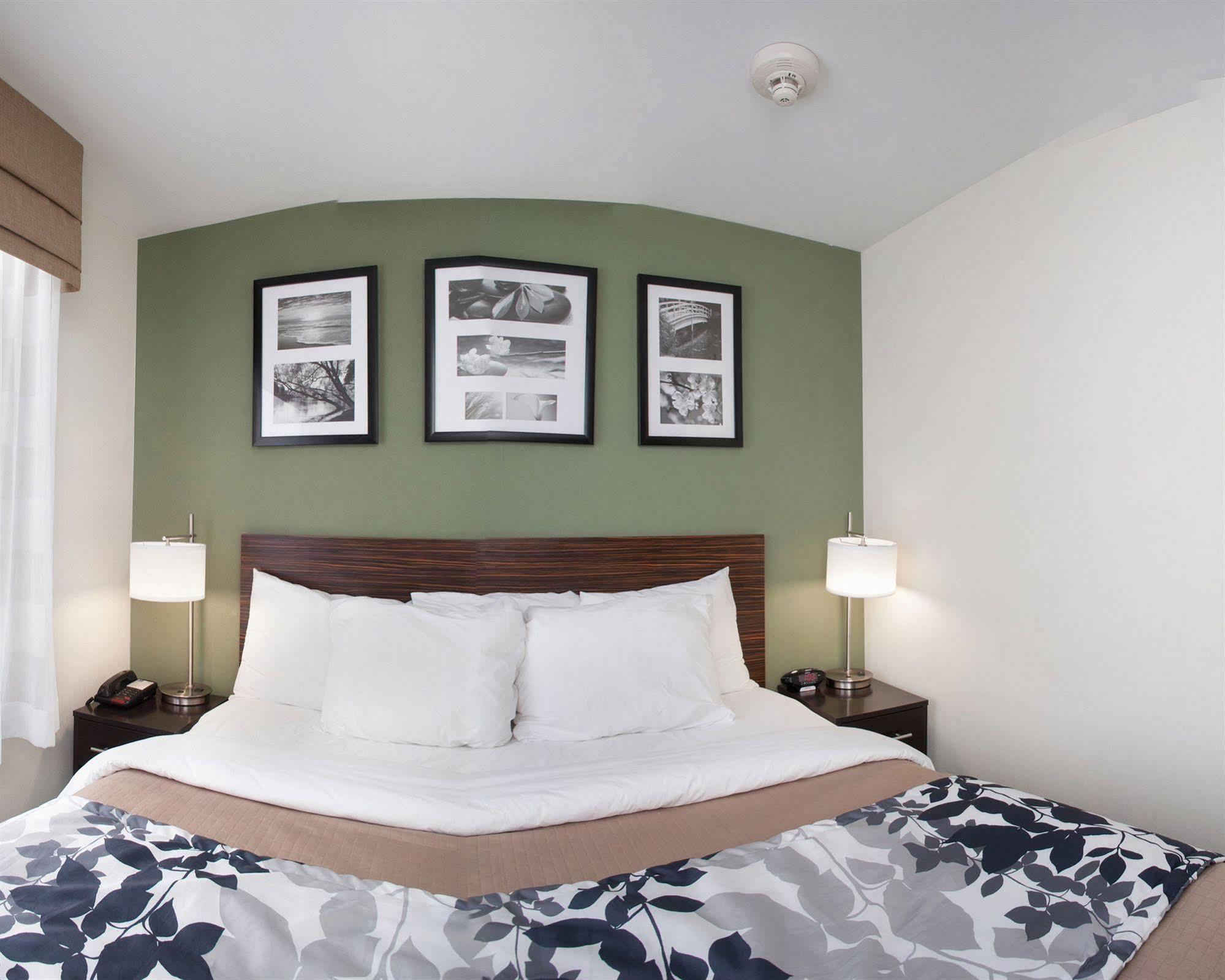 Days Inn By Wyndham Brooklyn Borough Park Nueva York Exterior foto